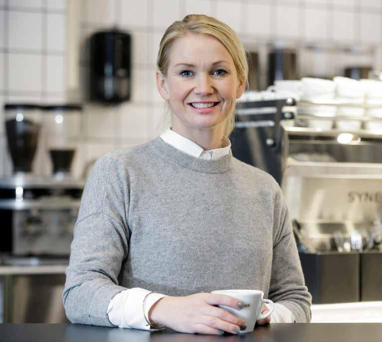VERKSAMHET SÅ SKAPAR VI VÄRDE SNART HELT FOSSILFRITT HOS LÖFBERGS Löfbergs påbörjade sin resa mot klimatsmarta förpackningar redan för 25 år sedan. Då var det aluminiumet som fasades ut.