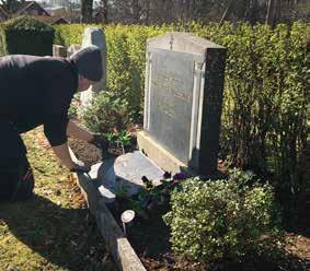 Nu blommar det En kall morgon i mitten av april går vaktmästarna Kjell-Åke, Niklas och Kjell ut på Bredareds kyrkogård för att plantera de första vårblommorna på de gravar där gravrättsinnehavare
