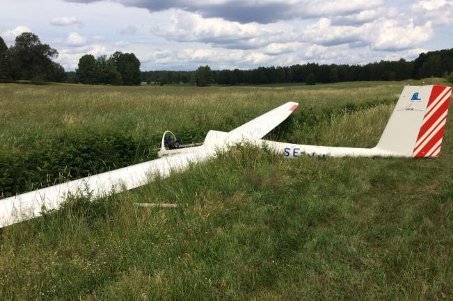hård landning och groundloop med avslagen bakkropp. Inga personskador. Det tredje haveriet, som inträffade veckan efter de två föregånde, var en DK-flygning med en Janus C.