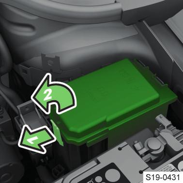 strömförsörjning för sidoknapprad, innerspegel, klimatanläggning, parkeringshjälp 31 Bränslepump, kylarfläkt, farthållare, motorstart 32 Diagnosanslutning, räckviddsreglering, LED-strålkastare 33