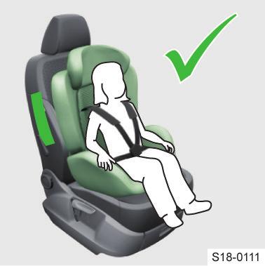 Korrekt handposition på ratten Håll ratten med båda på den yttre kransen i position klockan 9 och klockan 3. I annat fall kan svåra skador orsakas på armar, händer och huvud om airbagen löser ut.