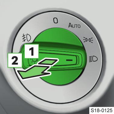 Funktionsvillkor Ljusomkopplaren står i läge eller. Funktionen är aktiverad. Slå på/av halvljus automatiskt Halvljuset slås på eller av automatiskt enligt ljusförhållandena.