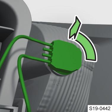Sätt in en ny glödlampa i sockeln och säkra glödlampan genom att vrida i riktning mot.