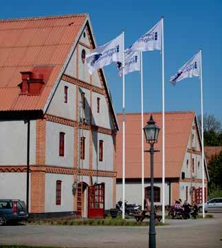 De äldsta byggnaderna på anläggningen är från mitten av 1800-talet. Stallarna är uppdelade på fyra olika byggnader med sammanlagt 70 boxar. Gården är i skolans ägo sedan 2016.