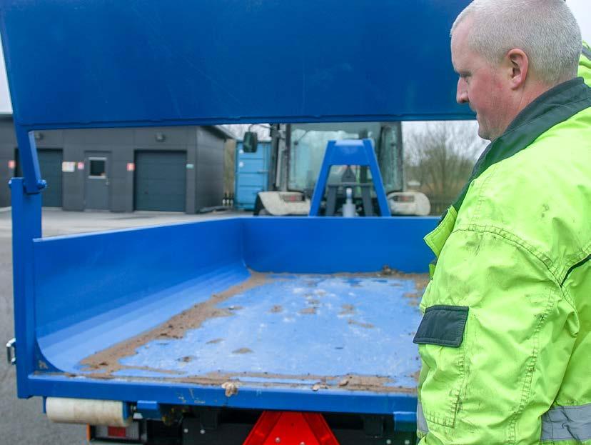 Det stoppar flis från att komma in i traktorhytten, berättar Christer. Vi flisar allt trävirke som vi avverkar och blandar det sedan med trädgårdsavfall i vår komposteringsanläggning.