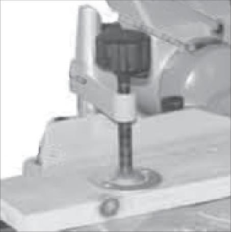 Låsning av sågarm Låsstiftet (16) låser sågarmen så att den inte kan röra sig under transport eller förvaring.