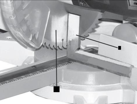 att den inte ligger vid någon av de andra delarna av sågen, även när den är inställd för sågning med smygvinkel. SE Kalibrering av smygvinkel Sänk sågarmen oh lås den i sänkt läge med låsstiftet (16).