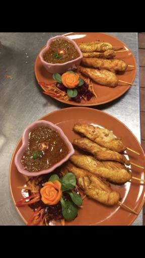 jordnötssås 11. Rishögen - Khao pad gai Friterat ris med kyckling och ägg 129kr 13.