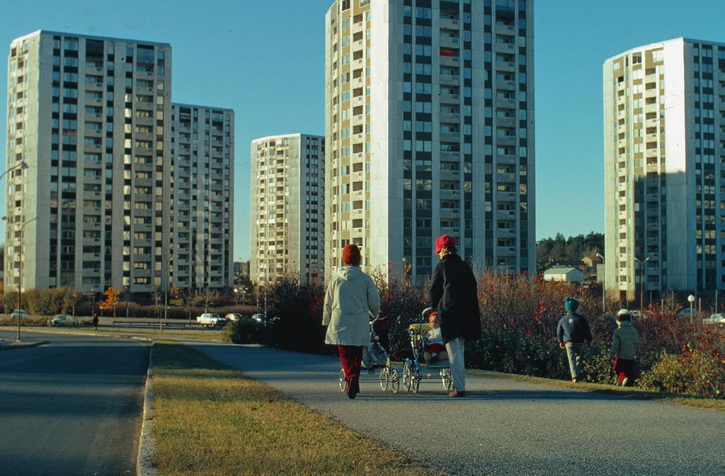 den mänskliga dimensionen kontra planeringsideologierna Modernisterna avvisade staden och stadens rum och flyttade fokus till de enskilda byggnadsverken.