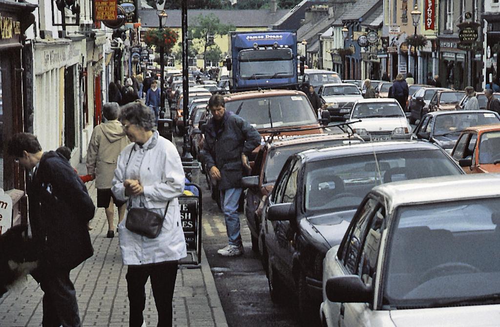 den mänskliga dimensionen kontra bilinvasionen Omkring 1960 kom bilinvasionen i gång på allvar i stora delar av värl den.