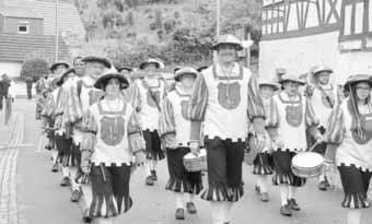 Nach dem Umzug warten traditionell Presbyterinnen mit Punsch und Martinsbrezeln im Gemeindehaus auf die Laternenkinder. Wir freuen uns auf Euch! (Jungschar) LandFrauen Dierbach Freitag, 01.12.