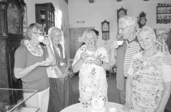 So hat sich die muntere Reisegesellschaft im Weingut Bolz getroffen, die gemeinsam im Sommer einen Kurzurlaub am Zwischenahner Meer verbracht haben.