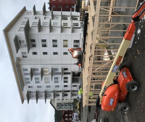 Arbetet med takbeläggning och ventilationsrum färdig ställs här och grundläggningen för komplement byggnader sker. Hissar monteras.