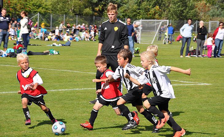 Vår syn på Träningar, matcher och cuper för spelare från 5 år till 16 år 5 år Fotboll på lek är öppen för både flickor och pojkar, tränar ett pass i veckan under vinter och sommarsäsong.