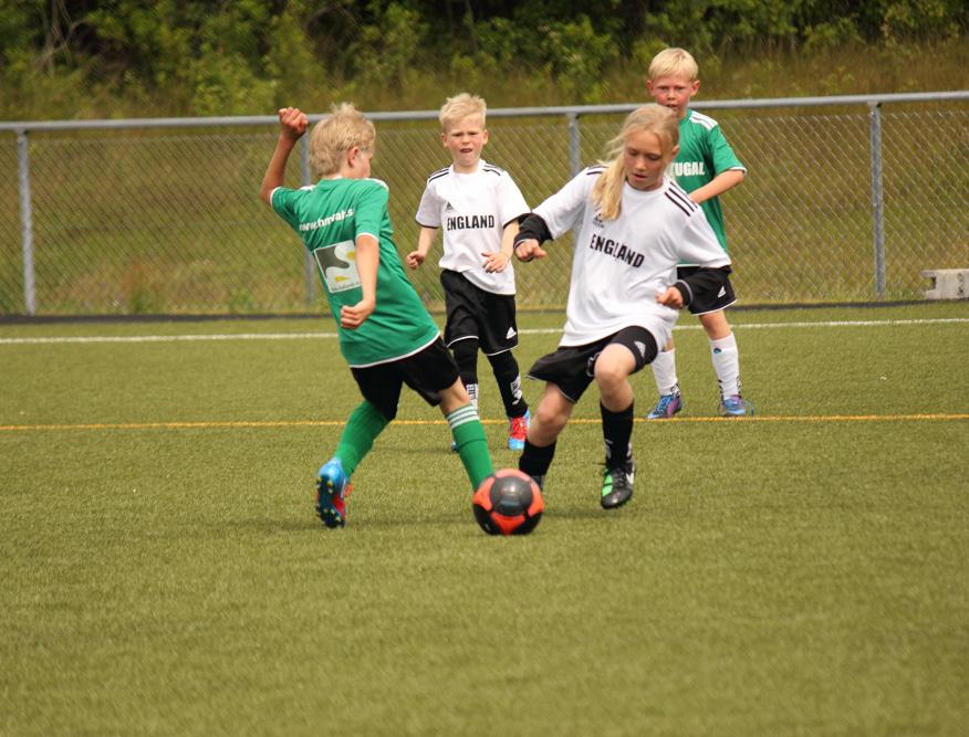 10 år Tränar under sommarsäsongen två pass i veckan och under vintersäsongen 1-2 pass per vecka. Ca 80 pass. Deltar i cuper. Påbörjar seriespelet.7-manna.