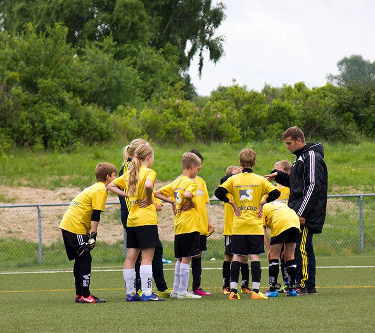 13 år Tränar 3 pass i veckan under säsongen. En träning i veckan ska genomföras med 14-års gruppen. Ca 120 pass. Deltar i cuper. Seriespel.
