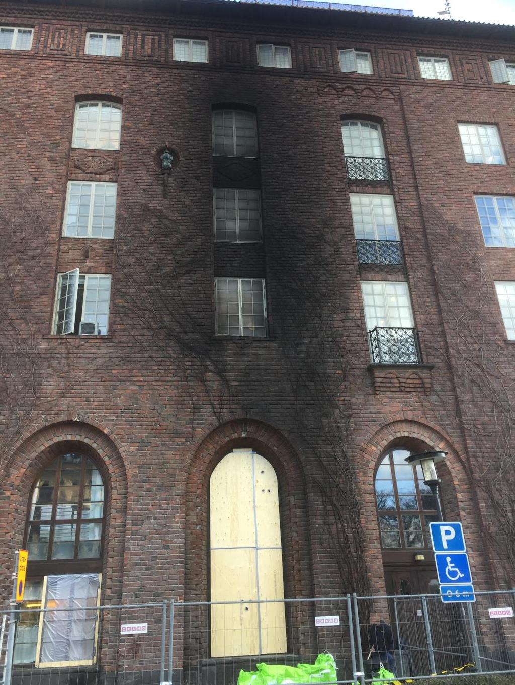 Branden från bilen är intensiv och påverkar fasaden med rök, värme och sotpartiklar vertikalt längst hela byggnaden samt även till del av taket.