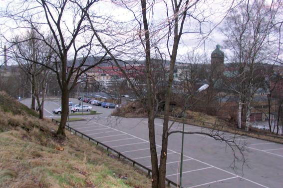 För att lösa parkeringsproblem i centrum tillkom på 1960-talet dagens parkeringsytor och tillhörande ramper på berget.