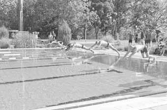 de Triathlon am Alfred-Grosser-Gymnasium Bei strahlendem Sonnenschein und hochsommerlichen Temperaturen bis zu 35 C fand am 25.