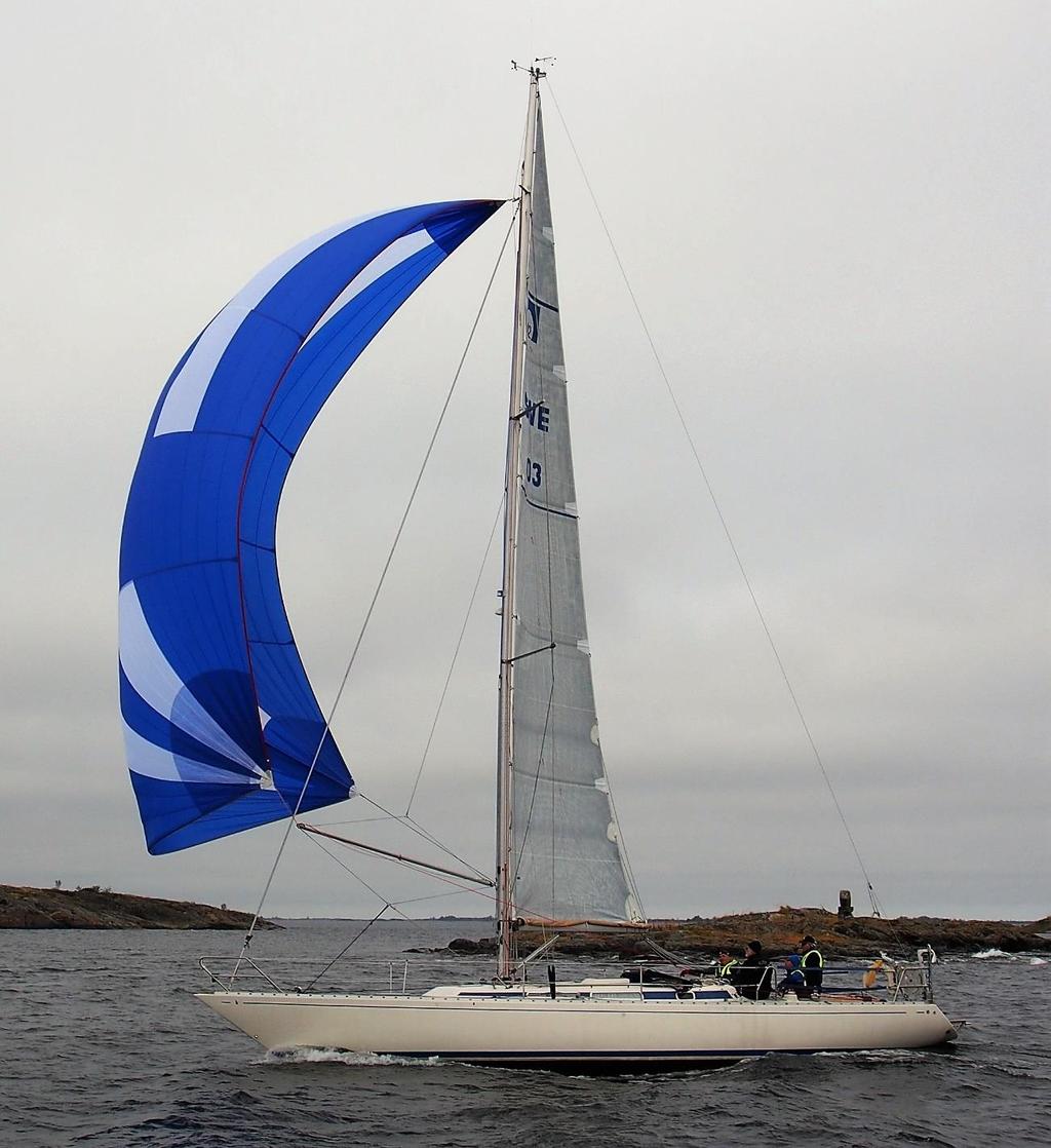 Vi skaffade därför spinnaker för att använda vid kappsegling.