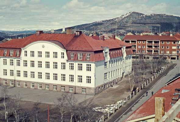 Gamla Centralskolan i Kiruna. Byggnaden ritades av Gustaf Wickman och uppfördes 1908. Den revs 1972, under saneringsvågen. Detta trots att byggnaden, enligt kommunens generalplan, var i gott skick.