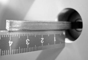 Mät hur långt medbringaren sticker ut från dörren. Detta måste vara mellan 40 mm och 42 mm. Annars måste medbringaren monteras loss och kapas till rätt längd. Figur 9.2 3.