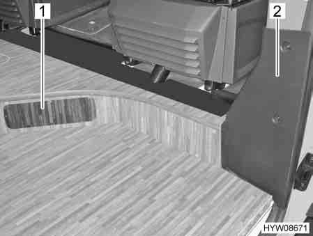 Elektrisk anläggning 8 Säkringar på reläbox AD01 Bild 47 Lock reläbox AD01 Reläboxen AD01 är monterad i golvpodiet bakom en täckplatta (Bild 47,1).