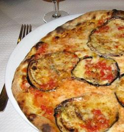 Den svarta bläckfiskpastan som är gjord på bläckfiskens bläck är en gastronomisk upplevelse, liksom sardinerna som är typiska för Sicilien. Båda fisksorterna äts även friterade.