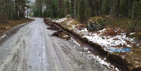 Ledningen förlades i ett dike utmed södra sidan av en grusväg som ligger ett tjugotal meter norr om gravfältet.