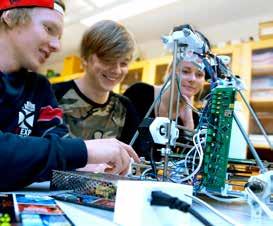 TEKNIKPROGRAMMET LÄS MER PÅ SKOLORNAS WEBBPLATSER KUNSKAPSKÄLLAN INFORMATIONS- OCH MEDIETEKNIK INFORMATIONS- OCH MEDIETEKNIK Profil: Dataspelsutveckling LBS KREATIVA GYMNASIET DESIGN OCH