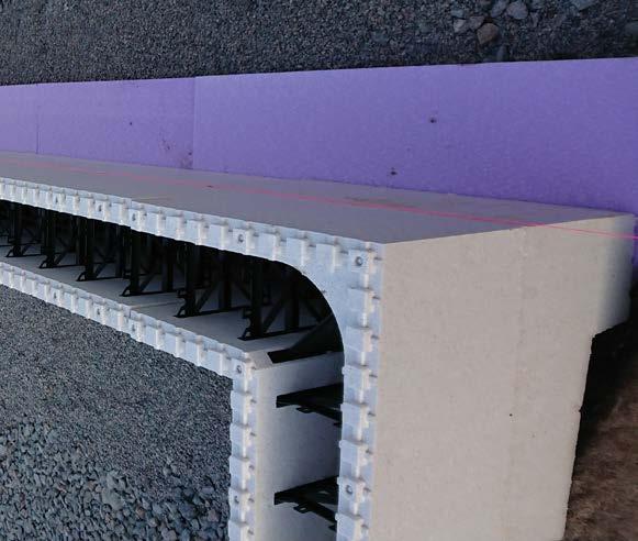 Blocken är 250 mm breda och har 50 mm isolering på båda sidor om den 150 mm tjocka kärnan i betong.