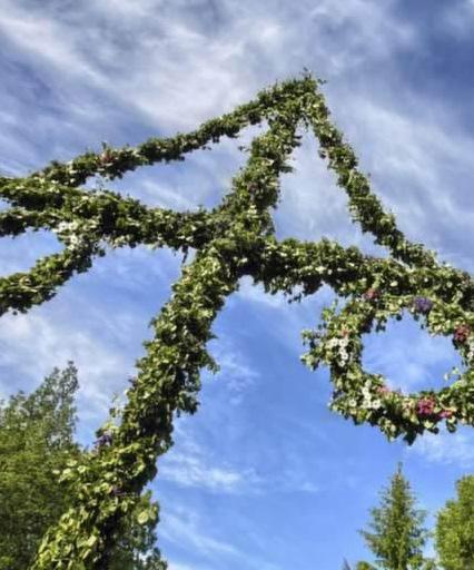 Midsommarafton Midsommar firas bäst på Ullerängens IP! Dansa traditionsenligt kring midsommarstången och njut av bygdens familjefest.