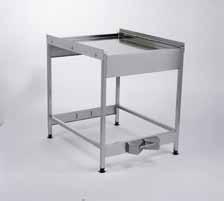 Alla våra förvaringsbord är gjorda av högkvalitativt rostfritt stål och har ytor som är lätta att rengöra.
