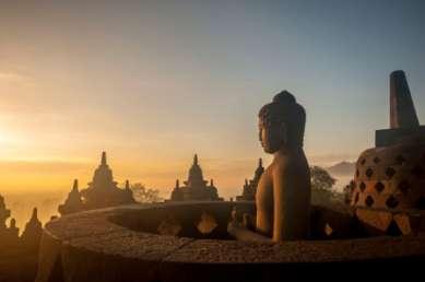 Borobudur är byggt på en naturlig kulle och i formen av en stor stupa med nio etager.