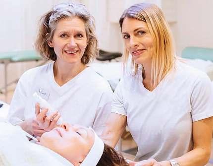 Våra lärare Carina Karlsson Nyström Auktoriserad hudterapeut med specialkompetens och näringsterapeut. Medlem i SHR.