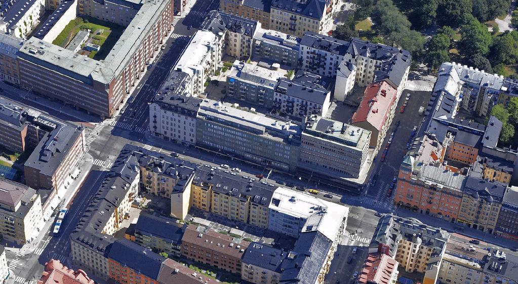 Sankt Eriksgatan är en av huvudgatorna på Kungsholmen med en gatubredd på ca 30 meter, och byggnaden har ett strategiskt läge för service.