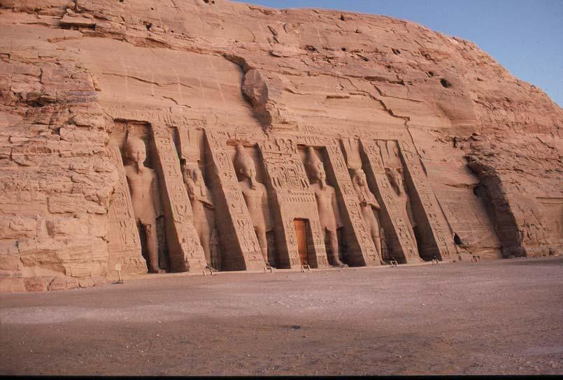 Efter att förstummade betraktat fasaden tränger vi in i Ramses tempel in till det allra heligaste med de fyra