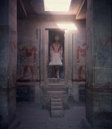 19 Världens första stora byggnad av sten är Djosers trappstegspyramid i Sakkara två mil söder om Kairo.