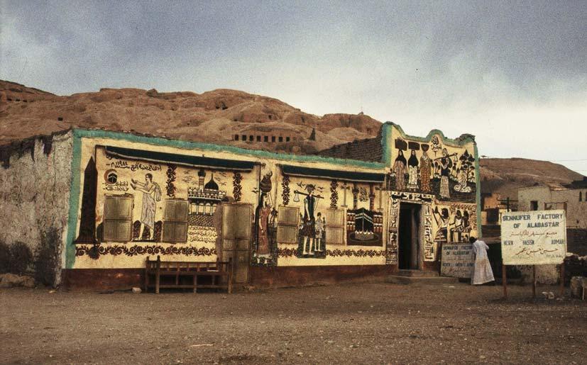 på västbanken. Nästa anhalt är det bäst bevarade, Ramses III:s dödstempel Medinet Habu.