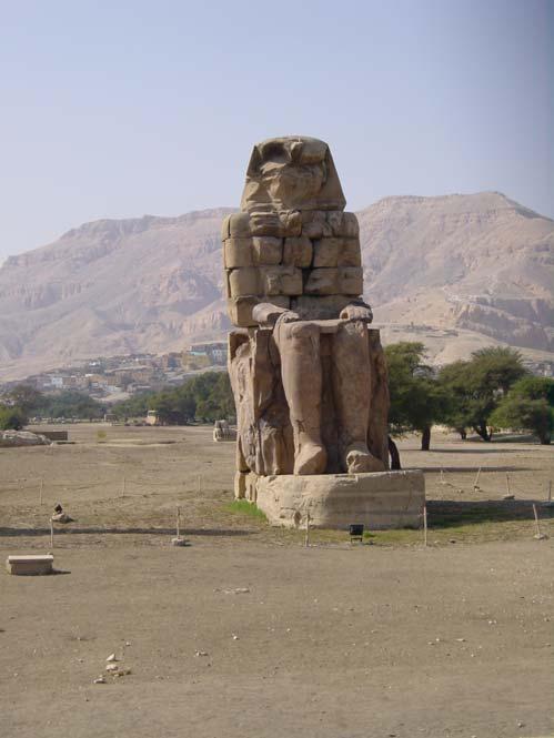 På väg tillbaka mot Nilen passerar vi de sägenomspunna Memnonstoderna som står ensamma som två