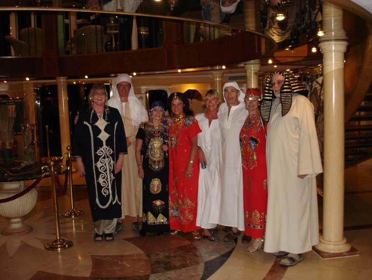6 På aftonens galabeya-party brukar alla vara klädda som förföriska haremsdamer respektive mustaschprydda orientaliska gentlemen.
