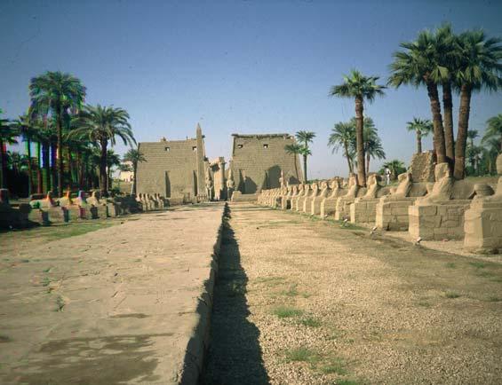 Till vänster om pylonens öppning står en obelisk. Fram till år 1836 stod här det enda kvarvarande paret av obelisker i Egypten. Khediven Mohammed Ali skänkte dem till den franske kungen Louis Phillip.