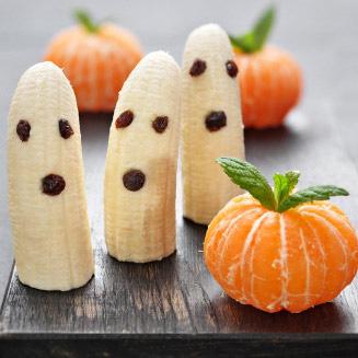 Nyttigt Halloween-gott Man kan göra mycket gott och spännande med enkla medel. Här bild från ICA-köket med banan-spöken och clementin-pumpor. Choklad på bananen och citronmeliss på clementinen.