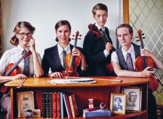 Gruppen Amani består av Edo Bumba, sång, gitarr och slagverk Olli Rantala, kontrabas och sång Markus Zovic Linell, keyboard och sång Diasilua