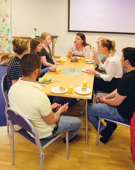 Sedan gick Johanna vidare på sparande till resan eller bostad, yrkesval och slutligen pension. Den lilla skaran som är där lyssnar intresserat och ställer lite frågor. Men mest lyssnar de.