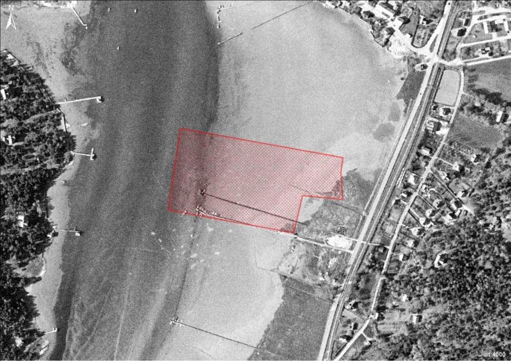 2.2 Historisk markanvändning På ett flygfoto från Lantmäteriet från 1956 kan man se att området som idag är bebyggt, på den tiden till stor del var en havsvik som gick ända in till Göteborgsvägen