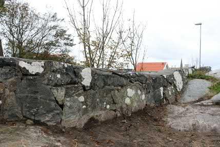 Utifrån en okulär besiktning av muren verkar det som om muren har en kärna av stenfyllning, vilket är den vanligaste konstruktionen av fristående gärdesgårdar, det vill säga att muren består av två
