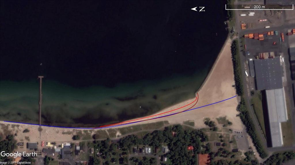 Figur 4.1. Illustration av stranderosion i den norra änden av Evenemangsstranden. Röda linjer: Strandlinjen har dragit sig tillbaka på grund av nordgående transport. Blå linje: Naturlig strandlinje.