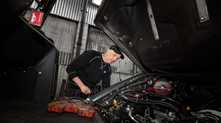 Efter 15 år på SSAB och på Linde kan Andreas varenda truckmotor utan och innan. Reparationer, kundanpassning, säkerhet, belysning och olika installationer, är några av hans arbetsuppgifter.