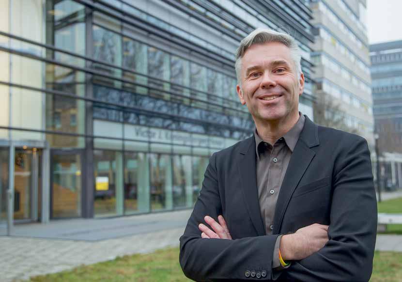 2 Du går fram till byggnaden, gör den lilla svängen genom entrén och ser 3 SPECIALGJORD 6 METER HÖG DÖRR FÖR UNIVERSITETSENTRÉ plötsligt det stora atriet som öppnar upp sig. Vi bara älskar det!